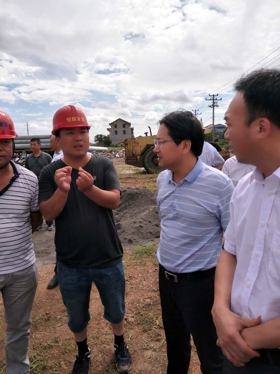 項(xiàng)目負(fù)責(zé)人與江金永副市長(zhǎng)交談